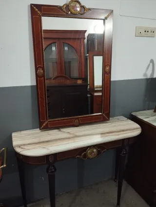 Consola antigua de madera y mármol