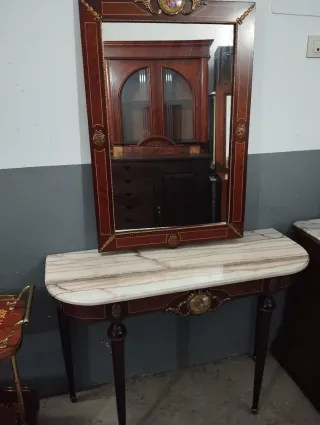 Consola antigua de madera y mármol
