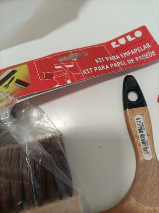 Kit para empapelar paredes.