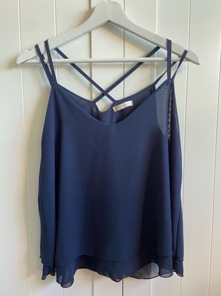 Blusa azul con tirantes finos