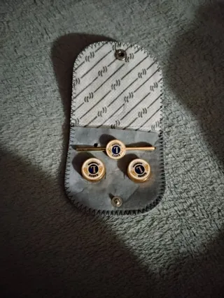 Cartera de gamuza gris con broche