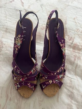 Zapatos de tacón morados con estampado floral