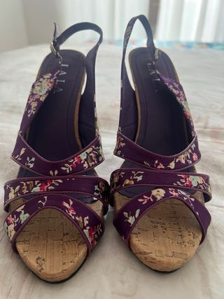 Zapatos de tacón morados con estampado floral