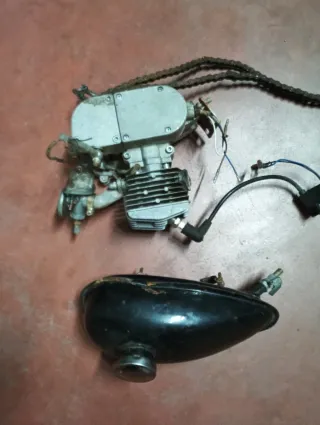 Motor Bicicleta con depósito de combustible.