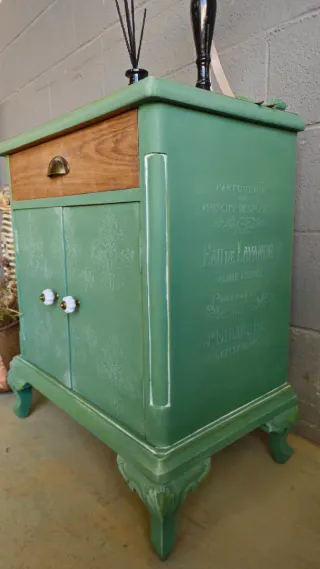 Mesita de noche antigua 2 und