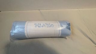 Cojín antivuelco bebé Mi Niño azul y blanco