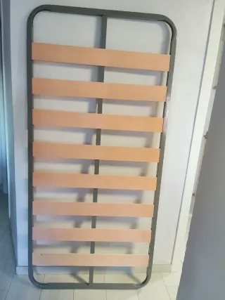 Somier metálico con lamas de madera.