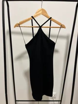 Vestido justo alças cruzadas costas abertas