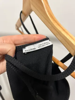 Vestido justo alças cruzadas costas abertas