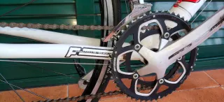 Bicicleta de carretera Focus Roja