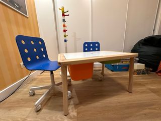 Mesa infantil Ikea con 2 sillas y 2 cajas