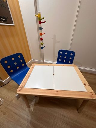 Mesa infantil Ikea con 2 sillas y 2 cajas