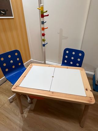 Mesa infantil Ikea con 2 sillas y 2 cajas