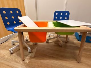 Mesa infantil Ikea con 2 sillas y 2 cajas