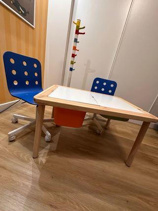 Mesa infantil Ikea con 2 sillas y 2 cajas