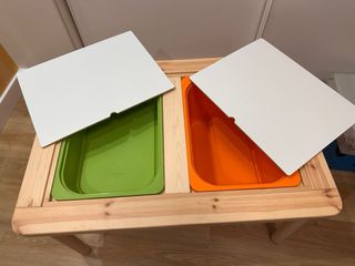 Mesa infantil Ikea con 2 sillas y 2 cajas
