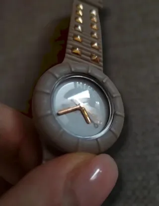 Orologio Hip Hop beige con borchie dorate