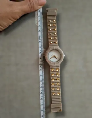 Orologio Hip Hop beige con borchie dorate