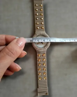 Orologio Hip Hop beige con borchie dorate