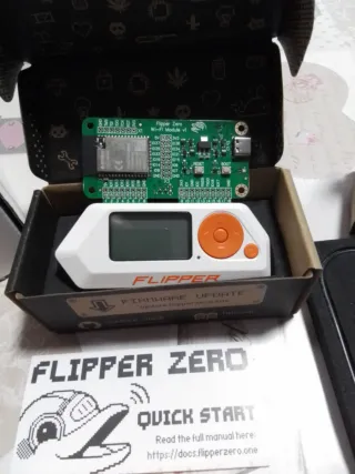 Flipper Zero con módulo wifi y funda