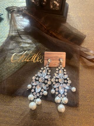 Orecchini pendenti con perle e strass