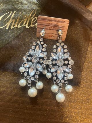 Orecchini pendenti con perle e strass