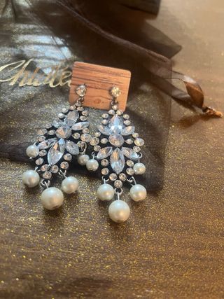 Orecchini pendenti con perle e strass