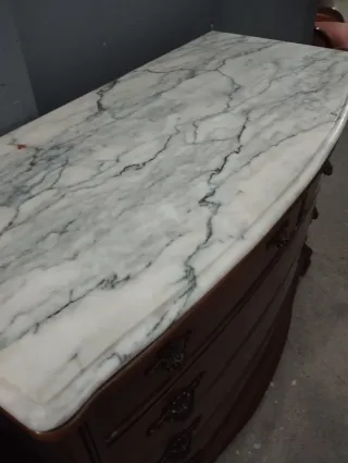 Cómoda antigua de madera con mármol