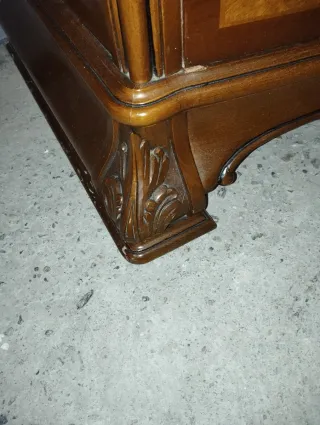 Cómoda antigua de madera con mármol