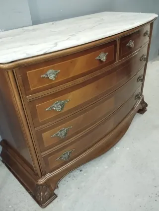 Cómoda antigua de madera con mármol