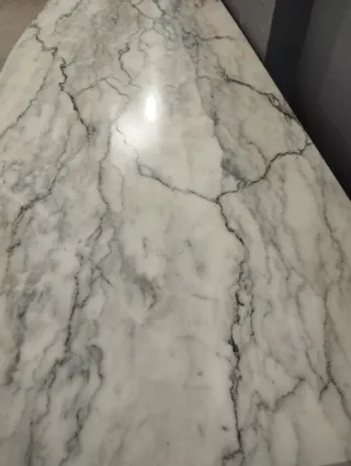 Cómoda antigua de madera con mármol