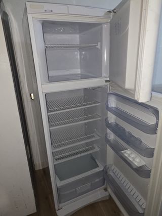 Nevera blanca con congelador NEGOCIABLE