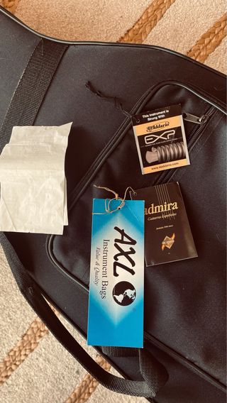 Guitarra Admira María con funda de calidad.