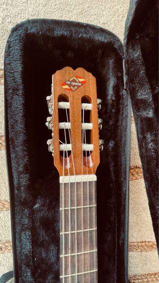 Guitarra Admira María con funda de calidad.
