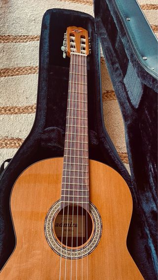 Guitarra Admira María con funda de calidad.