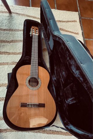 Guitarra Admira María con funda de calidad.