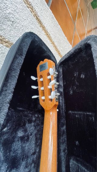 Guitarra Admira María con funda de calidad.