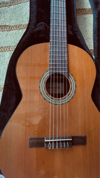 Guitarra Admira María con funda de calidad.