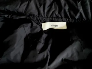 Abrigo Uterqüe Impermeable Negro