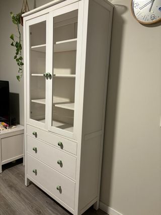 Vitrina blanca con puertas de cristal