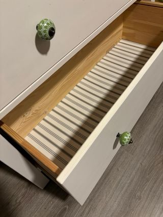 Vitrina blanca con puertas de cristal