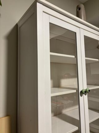 Vitrina blanca con puertas de cristal