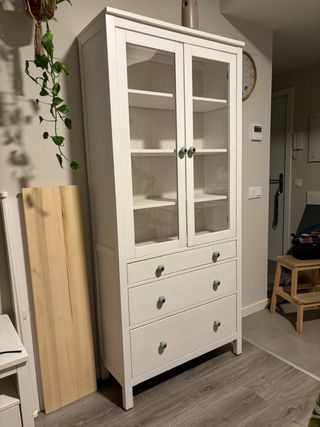 Vitrina blanca con puertas de cristal