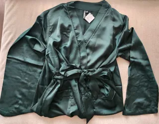 Bata larga satén verde XL sin estrenar.