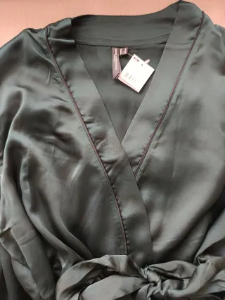Bata larga satén verde XL sin estrenar.