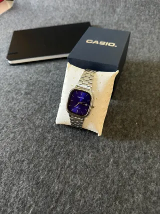 Reloj Casio de acero y dial azul marino