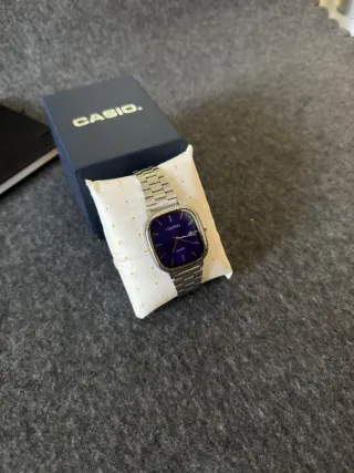 Reloj Casio de acero y dial azul marino