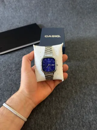 Reloj Casio de acero y dial azul marino