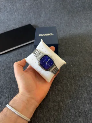 Reloj Casio de acero y dial azul marino