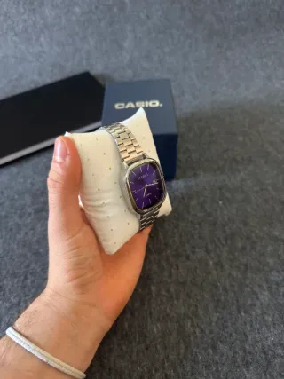 Reloj Casio de acero y dial azul marino